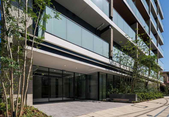 �@�y���n�O�ρz�J�������ӂ���ʂ̃K���X�X�N���[���ƁA�o�����X�悭�z���ꂽ�΂̐A�́B���̐������ꂽ�G���g�����X����������Y�킹�A���̊X�ɔ��������i�𐶂ݏo���܂��B